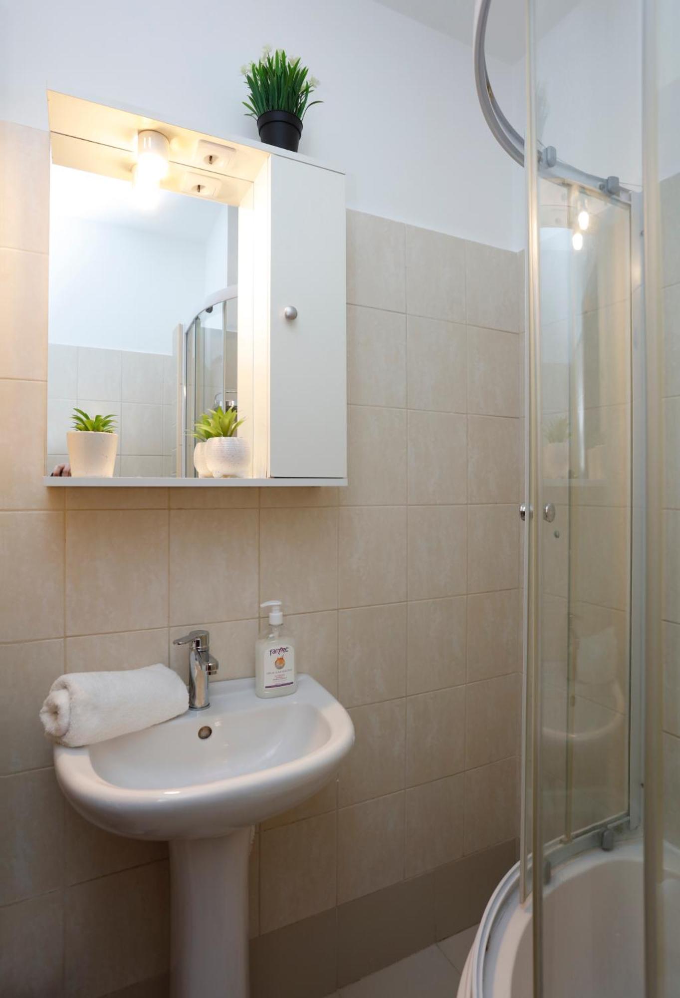 Enchanting Retreat - Historic Old Town - Pet-Friendly Haven - Steps From Unirii Bükreş Dış mekan fotoğraf