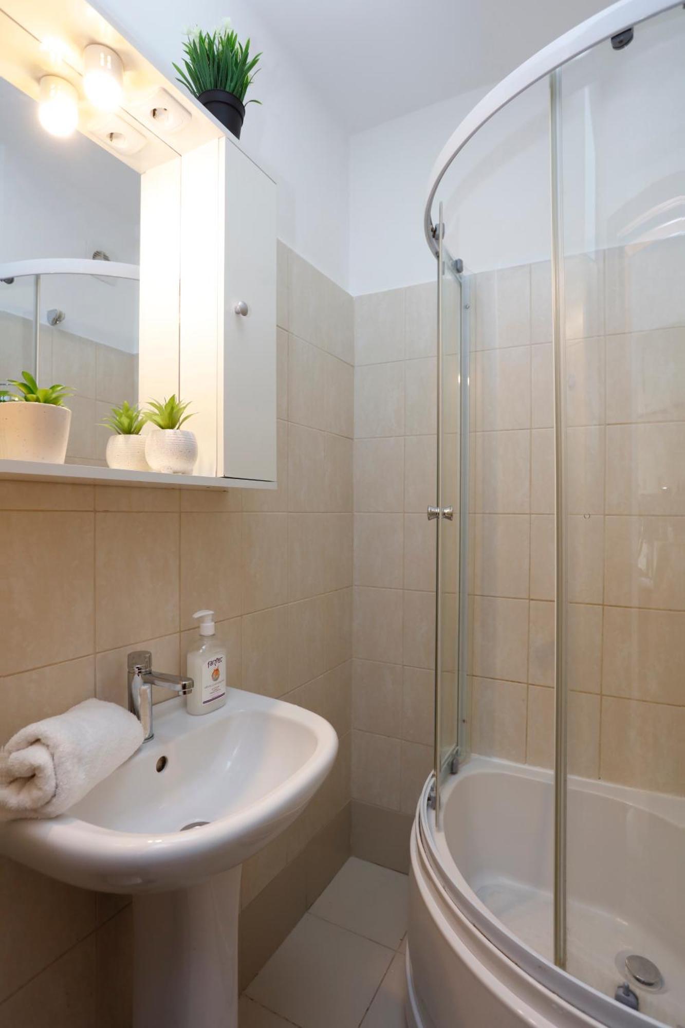Enchanting Retreat - Historic Old Town - Pet-Friendly Haven - Steps From Unirii Bükreş Dış mekan fotoğraf